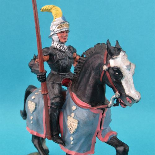 8965  Chevalier en armure sur cheval caparaçonné, avec lance, casque visière ouverte (IIa).